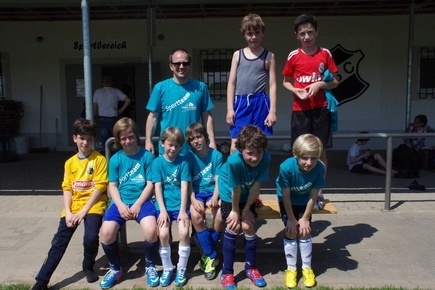 Jugend trainiert für Olympia - Fußballmannschaft 2012 mit den neuen T-Shirts, gesponsert vom Förderverein der Sommerbergschule